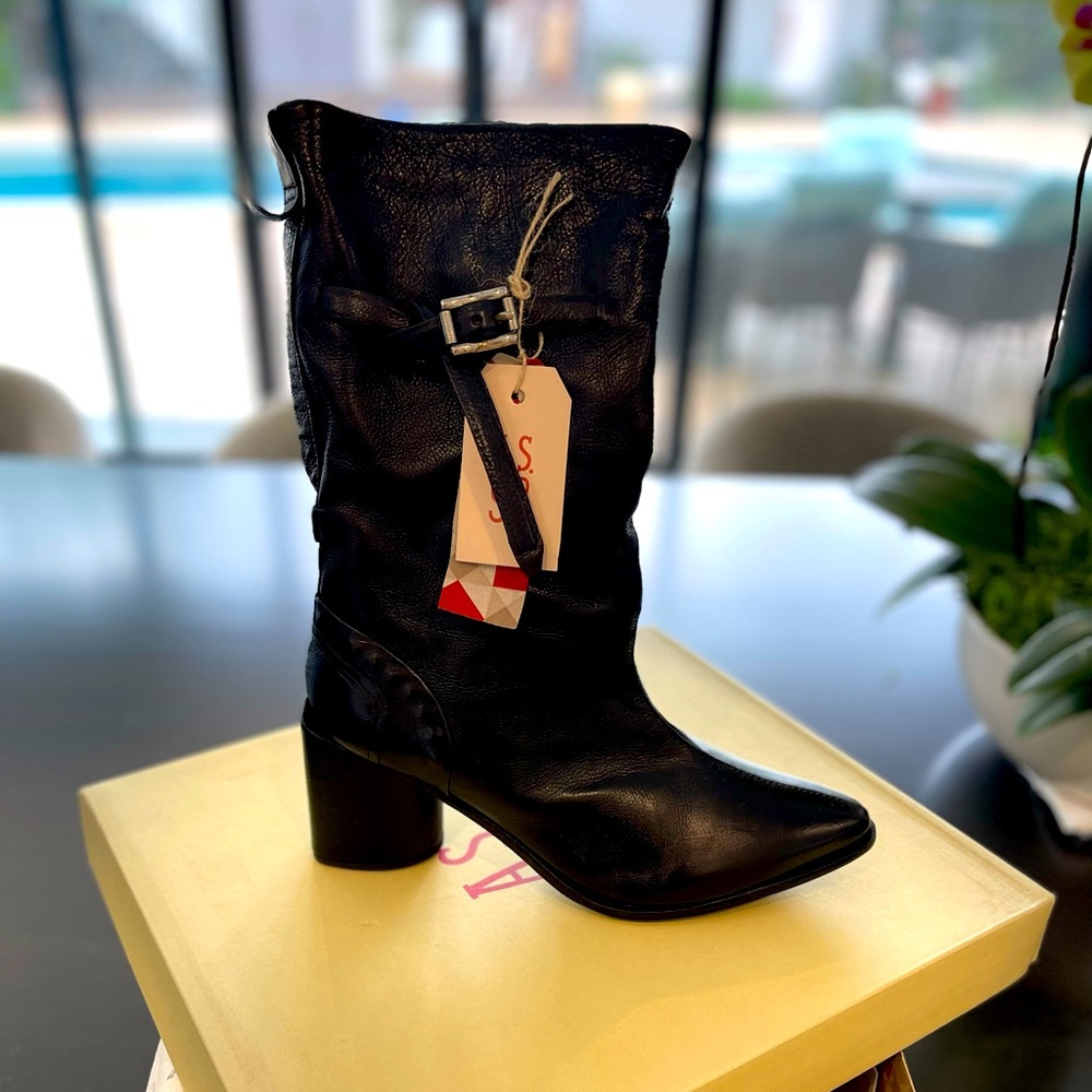 Stylish pointed toe boot